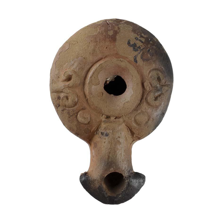 D. 67 x 45 x 20 mm Marque de potier indéterminée Acquisition SVV Anaf, Grenoble, France. Succession Ferchiou, Me Richy. Ancienne collection Naïdé Ferchiou, provenance inconnue. Inv. N° 20180830 051 D. 67 x 45 x 20 mm Marque de potier indéterminée Acquisition SVV Anaf, Grenoble, France. Succession Ferchiou, Me Richy. Ancienne collection Naïdé Ferchiou, provenance inconnue. Inv. N° 20180830 051