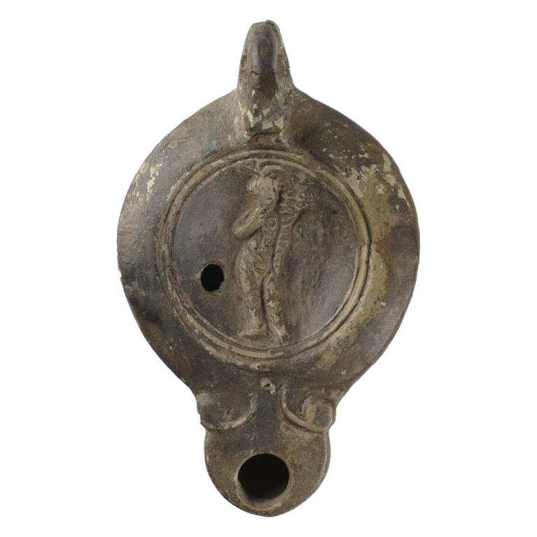 Harpocrate nu, de face, un doigt de sa main droite devant la bouche et une corne d'abondance dans sa main gauche. Sur la tête, une fleur de lotus ? Signature : LMADIEC D. 127 x 79 x 31 mm SVV Pousse Cornet - Valoir, Blois, France. Provenance inconnue. Voir fiche N° 20180903 028 Harpocrate nu, de face, un doigt de sa main droite devant la bouche et une corne d'abondance dans sa main gauche. Sur la tête, une fleur de lotus ? Signature : LMADIEC D. 127 x 79 x 31 mm SVV Pousse Cornet - Valoir, Blois, France. Provenance inconnue. Voir fiche N° 20180903 028