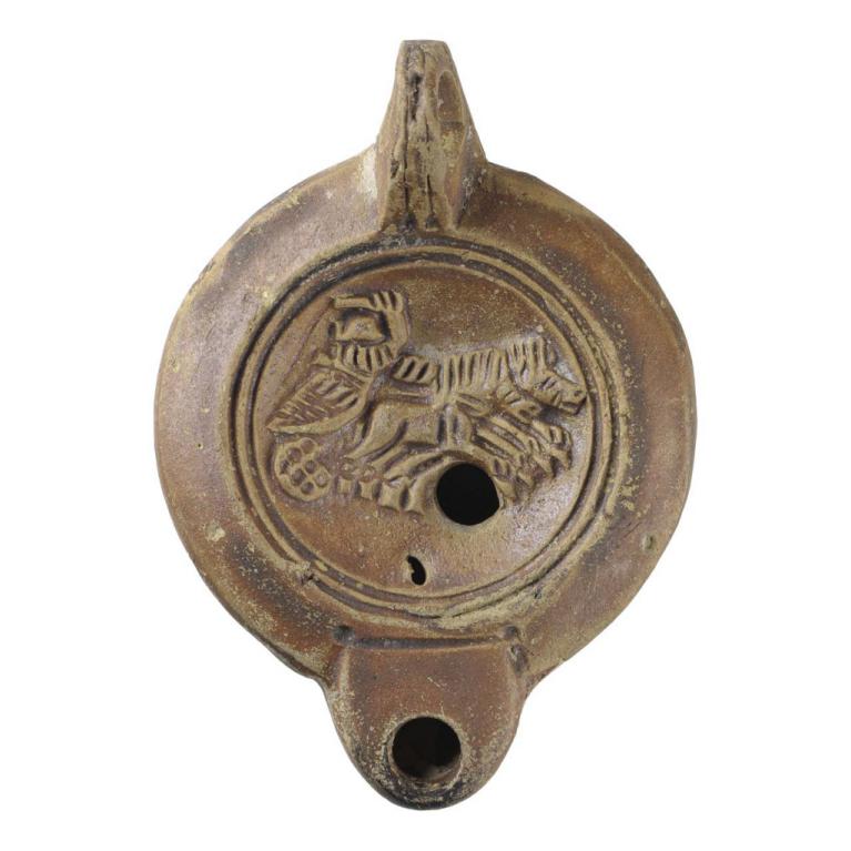 Char, (bige) tiré par deux chevaux, menés par un cocher qui brandit un fouet. Profil droit. D. 98 x 70 x 26 mm Signature : MNOVIVST SVV Pousse Cornet - Valoir, Blois, France. Provenance inconnue. N° 20180903 034 Char, (bige) tiré par deux chevaux, menés par un cocher qui brandit un fouet. Profil droit. D. 98 x 70 x 26 mm Signature : MNOVIVST SVV Pousse Cornet - Valoir, Blois, France. Provenance inconnue. N° 20180903 034