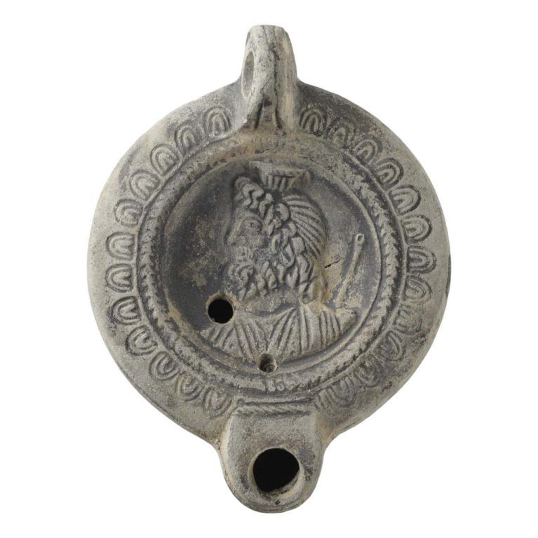 Buste de Sérapis barbu à gauche coiffé du modius; sceptre derrière l'épaule gauche. Signature : CVS D. 100 x 76 x 28 mm SVV Hôtel des Ventes Méditerranée, Marseille, France. Provenance inconnue. Ex collection TT. N° 20181109 013 Buste de Sérapis barbu à gauche coiffé du modius; sceptre derrière l'épaule gauche. Signature : CVS D. 100 x 76 x 28 mm SVV Hôtel des Ventes Méditerranée, Marseille, France. Provenance inconnue. Ex collection TT. N° 20181109 013