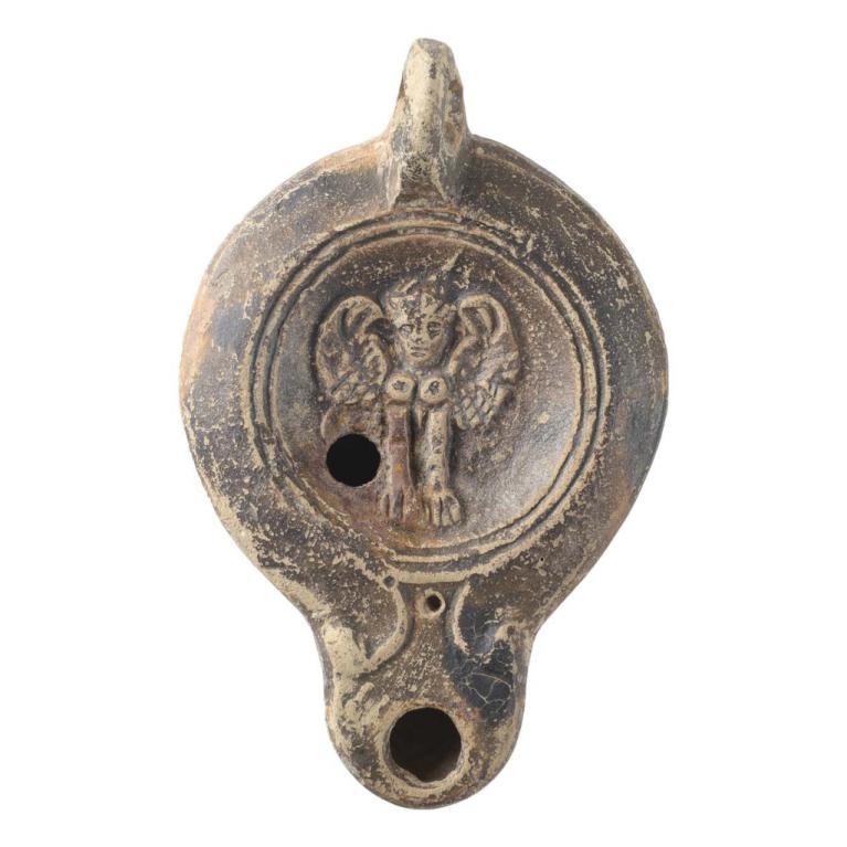 Sphinge ailée de face. Signature : MNOVIVSTI D. 104 x 68 x 26 mm SVV Hôtel des Ventes Méditerranée, Marseille, France. Provenance inconnue. Ex collection TT. N° 20181109 016 Sphinge ailée de face. Signature : MNOVIVSTI D. 104 x 68 x 26 mm SVV Hôtel des Ventes Méditerranée, Marseille, France. Provenance inconnue. Ex collection TT. N° 20181109 016