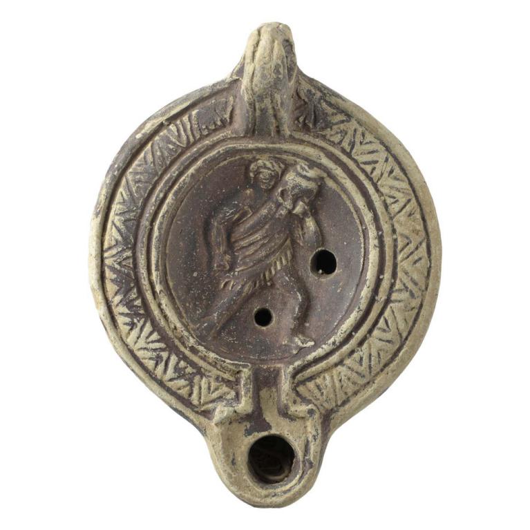 Personnage de face portant une amphore sur l'épaule gauche. D. 104 x 84 x 34 mm SVV Hôtel des Ventes Méditerranée, Marseille, France. Provenance inconnue. Ex collection TT. N° 20181109 019 Personnage de face portant une amphore sur l'épaule gauche. D. 104 x 84 x 34 mm SVV Hôtel des Ventes Méditerranée, Marseille, France. Provenance inconnue. Ex collection TT. N° 20181109 019